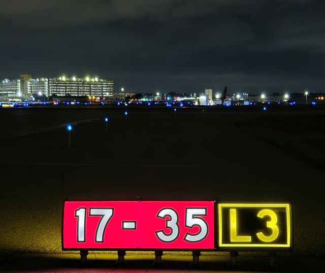 MSP Runway 17-35 sign at night