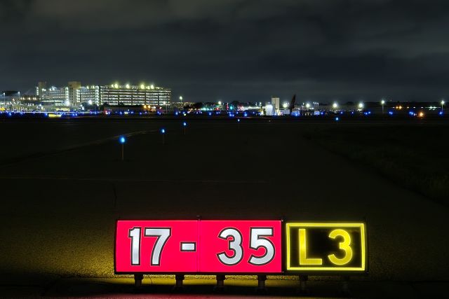 MSP Runway 17-35 sign at night