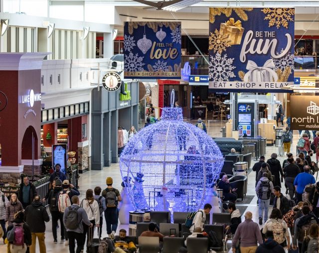 12-20-22_T1-main mall_passenger traffic - ornament - musician_fullsize
